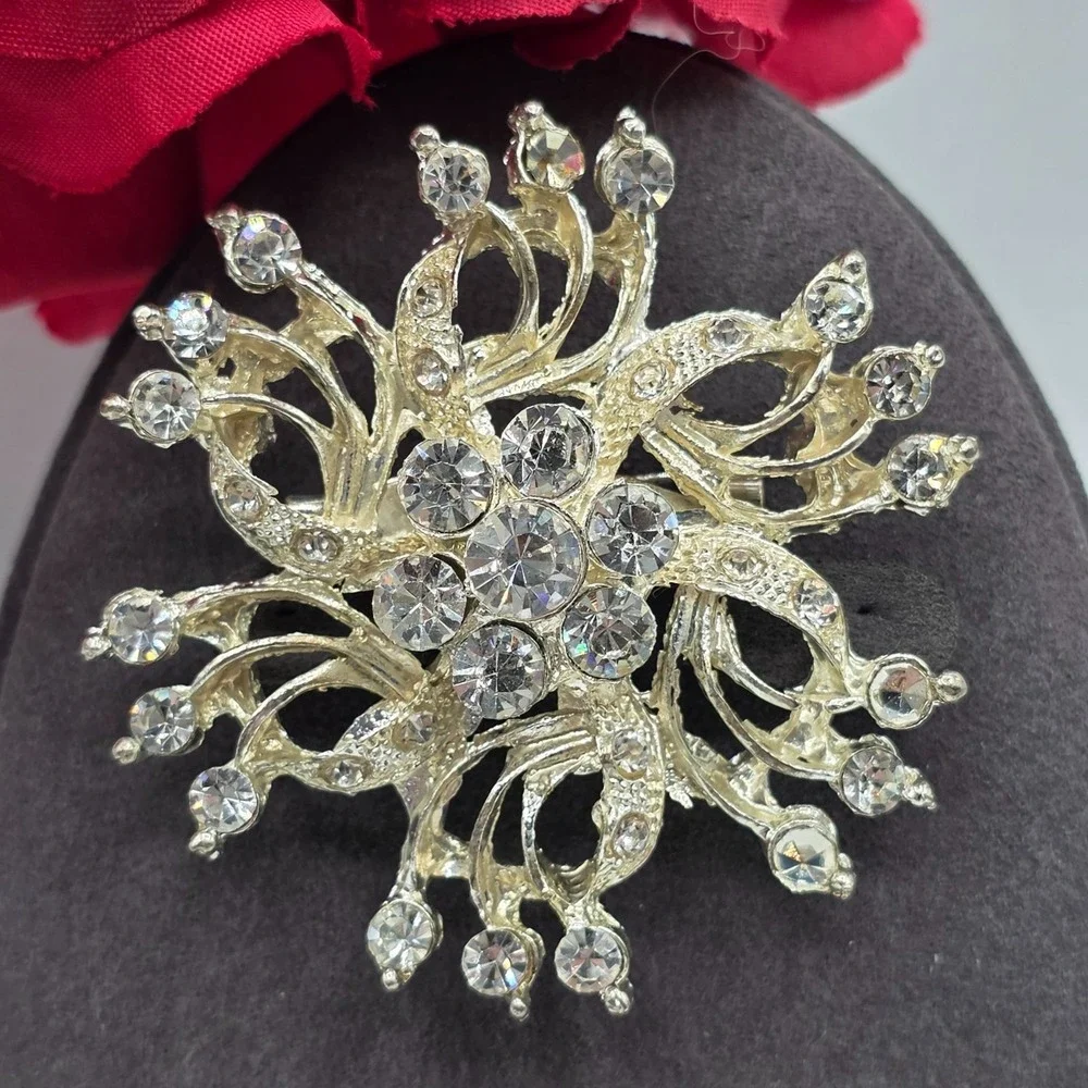 Sparkling Rhinestone Brooch Silver Snowflake Design Starburst Floral Pin Jewerly
